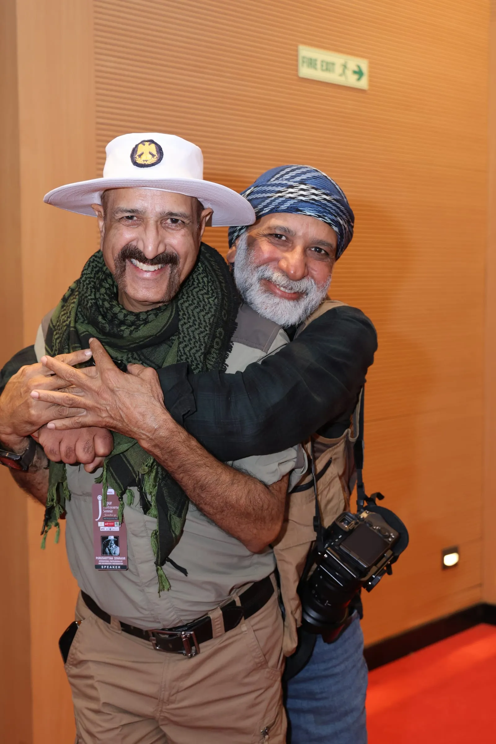 Gurinder Osan and Purushottam Diwakar embrace at the Jaipur Photojournalism Seminar